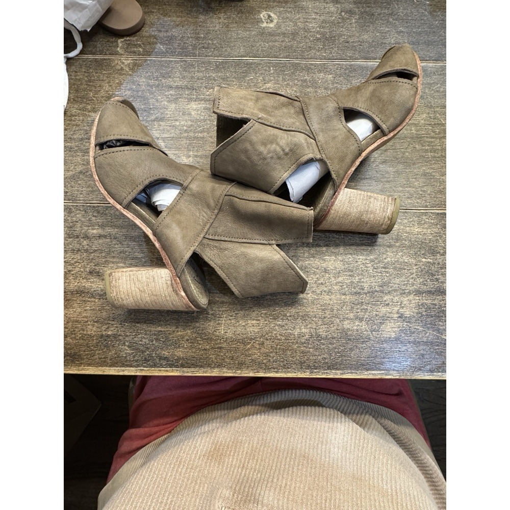 Free People Effie Nubuck Cut Out Block Heel Bootie Size 38 US 7.5 Taupe Peep Toe - Picture 8 of 12